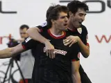 Fernando Llorente, delantero del Athletic, celebra uno de sus goles al Rayo Vallecano con Andoni Iraola.