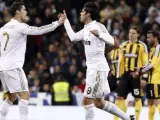 Kaká es felicitado por Crisitiano Ronaldo tras el gol del brasileño del Real Madrid ante el Zaragoza.