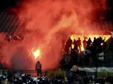 Aficionados egipcios se enfrentan en las gradas del estadio de Port Said, Egipto.