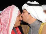 El candidato de la oposición Musallam al-Barrak recibe un beso en la nariz de un de sus seguidores.