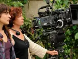La cineasta Icíar Bollaín (derecha) junto a la actriz Verónica Echegui, durante el rodaje de 'Katmandú, un espejo en el cielo'.