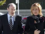 El candidato a la secretaría general del PSOE Alfredo Pérez Rubalcaba acompañado por la diputada Elena Valenciano a su llegada al 38º Congreso del PSOE.