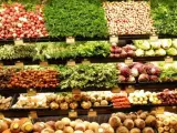 Estantes de un supermercado con verduras y hortalizas.
