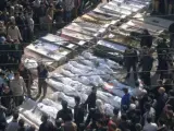 La multitud rodea a los cuerpos sin vida de varias v&iacute;ctimas de los bombardeos en Homs, el pasado 4 de febrero de 2012.