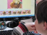 Un niño delante de un ordenador.