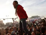 Un manifestante egipcio es levantado por otros durante una manifestación con motivo del primer aniversario de la caída del expresidente egipcio Hosni Mubarak en El Cairo, Egipto.
