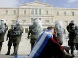 Policias hacen guardia durante el desarrollo de una protesta frente al parlamento griego en Atenas.