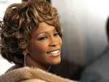Whitney Houston, sonriente ante la prensa en 2010 en uno de sus primeros actos públicos tras su reaparición.