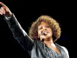 Fotografía de archivo del de 22 de mayo de 2010 de la cantante estadounidense Whitney Houston durante el concierto que ofreció en Stuttgart, Alemania.