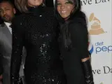 La cantante Whitney Houston apareció junto a su hija Bobbi Kristina Brown durante la famosa fiesta de Clive Davis que precede a los Grammy, en 2011.