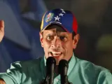Henrique Capriles, líder de la oposición en Venezuela, saluda a sus seguidores.