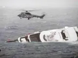 Un yate naufragado entre las islas de Skyros y Psarra en el mar Egeo (Grecia). La tripulación y los pasajeros, un total de ocho franceses, han salvado la vida.