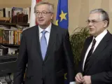 El primer ministro griego, Lucás Papademos (d), posa junto al presidente del Eurogrupo, Jean-Claude Juncker.