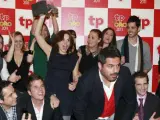 Los integrantes de equipo de "Callejeros" posan con el galardón al Mejor Programa de Actualidad, durante de entrega de los Premios TP de Oro.