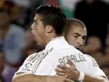 Cristiano y Benzema celebran el primer tanto del Madrid.