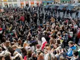 Estudiantes del Instituto Luis Vives, de Valencia, ante un amplio despliegue policial, cortan el tráfico frente al centro de enseñanza en protesta por los recortes en la enseñanza.
