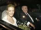 Marta Ortega, momentos antes de acceder al pazo de su familia en el que contrajo matrimonio con Sergio Álvarez, en un coche junto a su padre, el dueño de Inditex, Amancio Ortega.