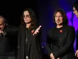 Los componentes originales de Black Sabbath, con el cantante Ozzy Osbourne (segundo por la izquierda), en el momento de anunciar que grabarán su primer disco en 33 años.