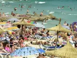 Una playa de Mallorca repleta de turistas.