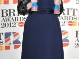 La cantante británica Adele posa con sus premios a Mejor Álbum y Mejor Cantante Femenina.