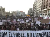 Fotografía de la cabecera de la manifestación hoy en Valencia contra los recortes en educación y en apoyo al instituto Lluis Vives.