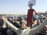 Manifestantes egipcios gritan consignas contra Mubarak.