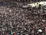 Miles de personas protestan en Valencia.