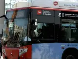 Un autobús de TMB circula por el centro de Barcelona.