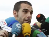 El delantero Álvaro Negredo (Sevilla) atiende a los periodistas.