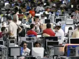 Varios jóvenes asisten al encuentro tecnológico Campus Party en Valencia.