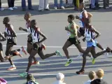 El atleta etíope Haile Gebrselassie (5ºizda, de verde) compite en la 38 edición de la Maratón de Berlín.