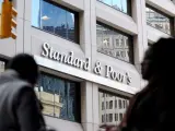 Fotografía del 8 de diciembre de 2011 que muestra la fachada de la agencia de medición de riesgo Standard & Poor's en Nueva York (EEUU).