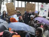 Varias personas pertenecientes al movimieNto Occupy Wall Street durante una manifestación este miércoles en contra del Bank of America en Nueva York.
