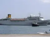 El crucero 'Costa Allegra' es remolcado hasta el puerto de Victoria en la isla de Mahé, la principal del archipiélago de Seychelles.