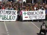 Estudiantes universitarios y de secundaria en una manifestación en Teruel contra los recortes en materia educativa.