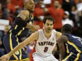 El jugador de los Raptors José Calderón (c) disputa el balón con David West (i) y Darren Collison (d) de los Pacers durante el juego de la NBA en Toronto (Canadá).