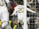 El delantero argentino del Real Madrid Gonzalo Higuaín (c) celebra un gol.