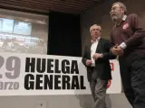El secretario general de CC OO, Ignacio Fernández Toxo (i), y el de UGT, Cándido Méndez, el día que convocaron la huelga general para el próximo 29 de marzo.