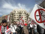 Miles de personas recorrieron el centro de Barcelona (en la imagen, frente a la Pedrera de Gaudí) convocadas por los sindicatos CC OO y UGT en contra de la reforma laboral y los recortes sociales decretada por el Gobierno.