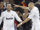 Benzema e Higuaín celebran uno de los goles del Real Madrid ante el Granada.