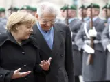 La canciller alemana, Angela Merkel (izq), junto al primer ministro italiano, Mario Monti,