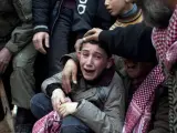 Ahmed, en el centro, llora la muerte de su padre Abdulaziz Abu Ahmed Khrer, asesinado por el Ejército del régimen sirio en Idlib, al norte de Siria.