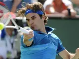 El tenista suizo Roger Federer devuelve una bola al argentino Juan Martín Del Potro.