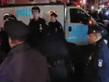 Imagen de las detenciones de decenas de 'indignados' en Nueva York, cuando celebraban los 6 meses del nacimiento del movimiento 'Occupy Wall Street'.