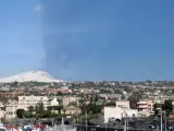 Imagen de la columna de humo y cenizas expulsada por el volcán Etna, vista desde Catania en la isla de Sicilia, Italia.