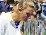 Victoria Azarenka besando la copa de campeona de Indian Wells.