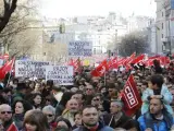 Miles de personas protestan en Madrid contra la reforma laboral.