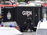 Los grupos especiales de la Policía francesa cercan al pistolero de Toulouse.