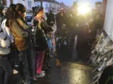 Varios niños colocan flores ante la valla del colegio judío "Ozar Hatorah" en Toulouse, Francia.