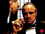 Marlon Brando, bajo la máscara del terrible Vito Corleone, en una escena inicial de 'El padrino'.